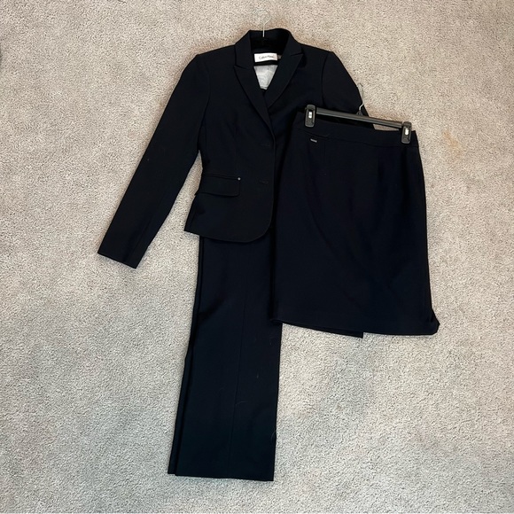 Calvin Klein navy blue three piece suit will make you interview ready! - Picture 4 of 5
